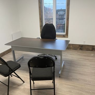 Tous les bureaux sont équipé de bureau et chaise