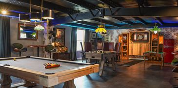 The perfect groomsmen lounge & wedding-weekend hangout at our Mississippi Gulf Coast wedding venue.