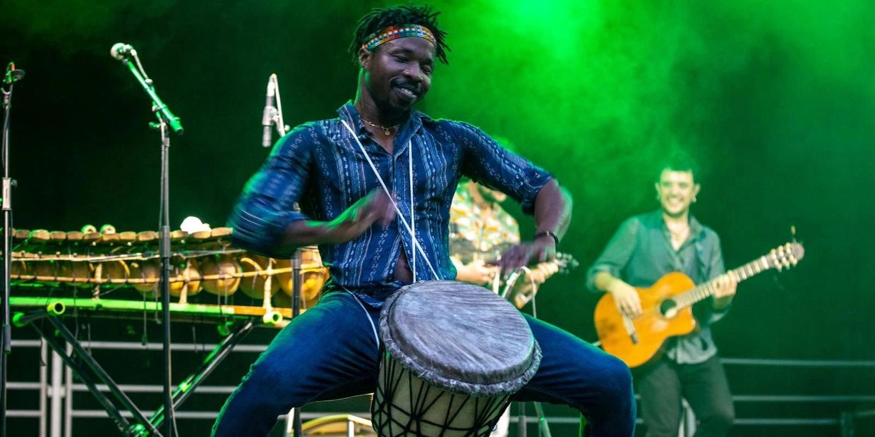 Ein afrikanischer Trommler, der ziemlich abgeht