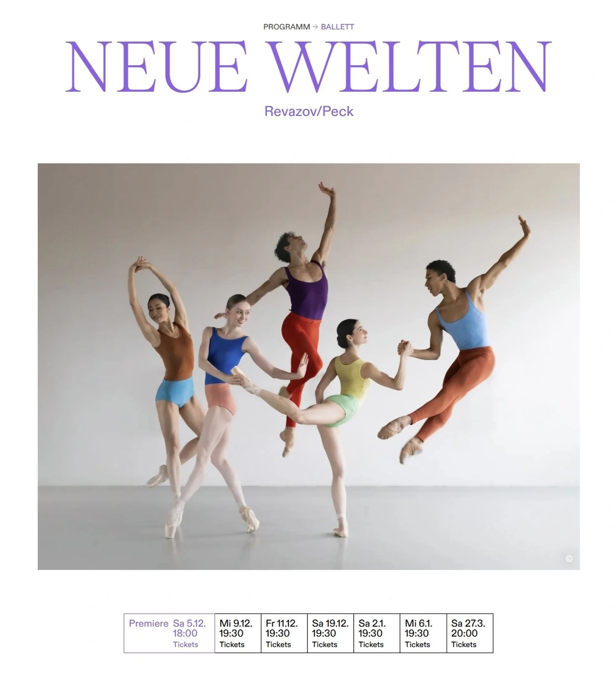 Danseurs de ballet en tenue colorée exécutant une chorégraphie élégante.