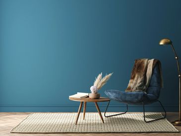 strak geschilderde wand trendy kleur met trendy koffietafeltje en stoel