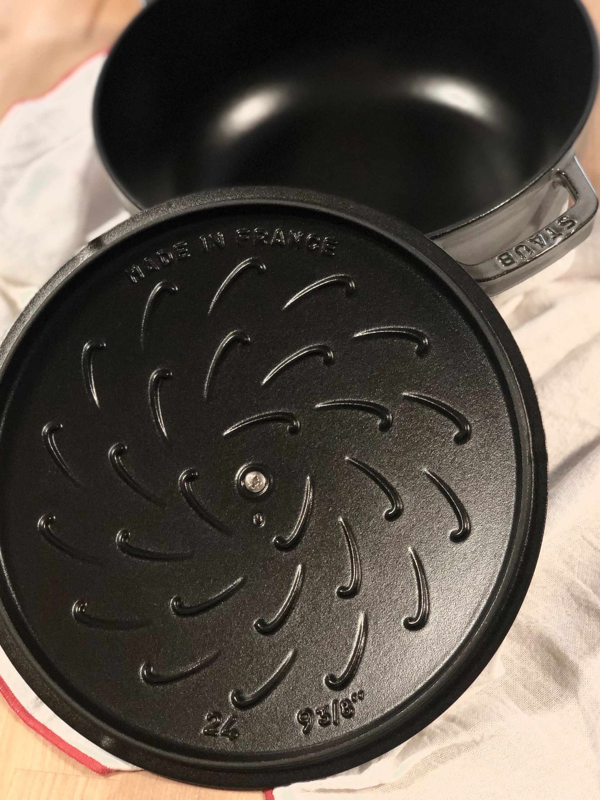 The Ultimate Comparison Guide Between Cast Iron and Ceramic Coated Cast Iron  Cookware, Tastylicious