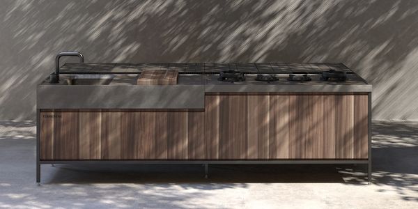 Concrete top outdoor kitchen with Teak fronts. Terrenere outdoor kitchen