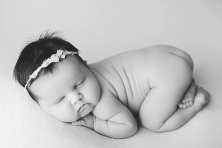 squishy newborn girl bum up pose st. louis newborn photographer