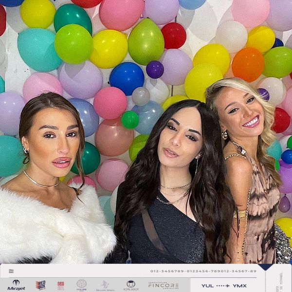 Photobooth with balloons backdrop