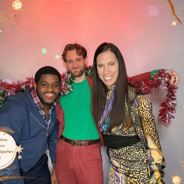 groupe dans photobooth avec accessoires de noël. 