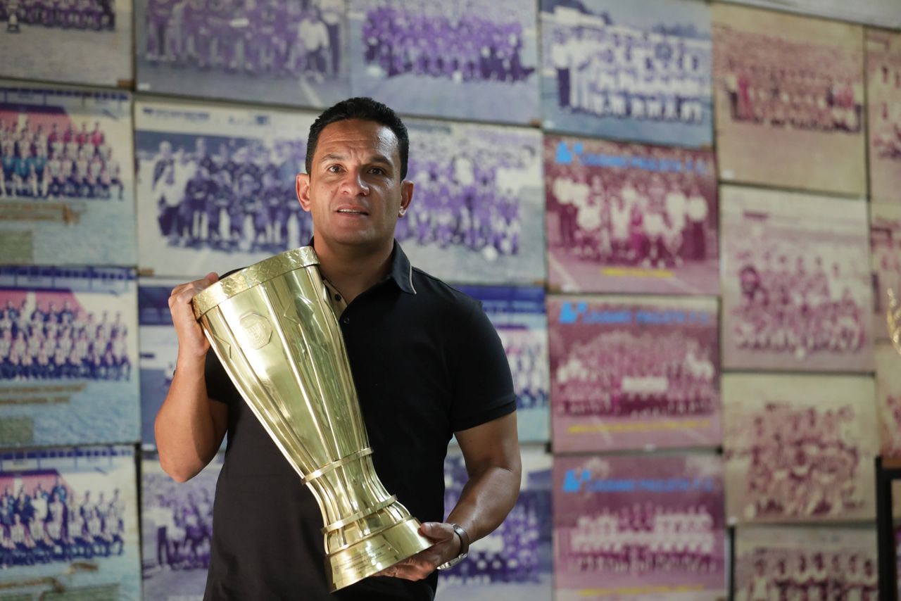 Fausto com a taça de campeão do Paulistão Segunda Divisão Sicredi 2024 (Foto: Gustavo Amorim/Paulista FC)