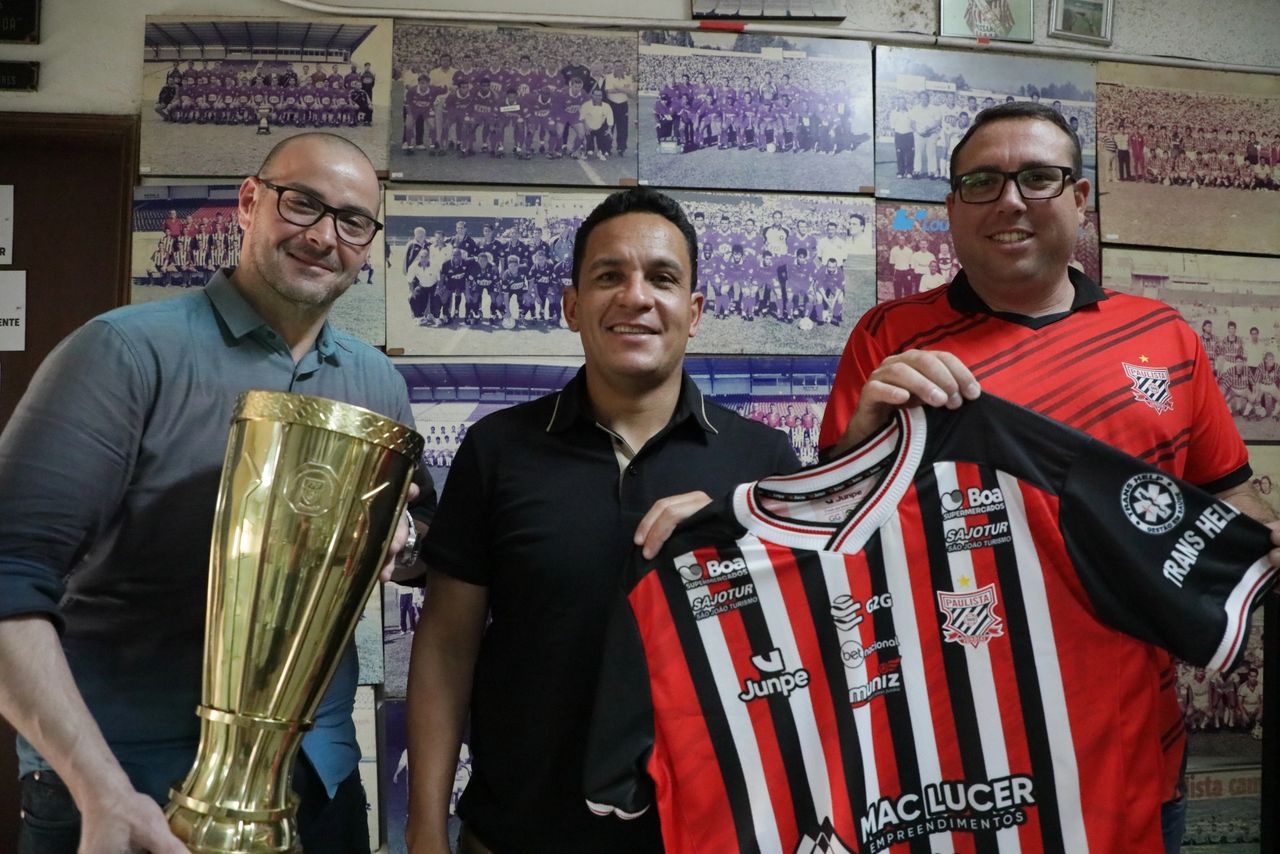 Fausto junto do vice-presidente Raphael Donadell (esquerda) e do presidente Rodrigo Peterneli (direita)