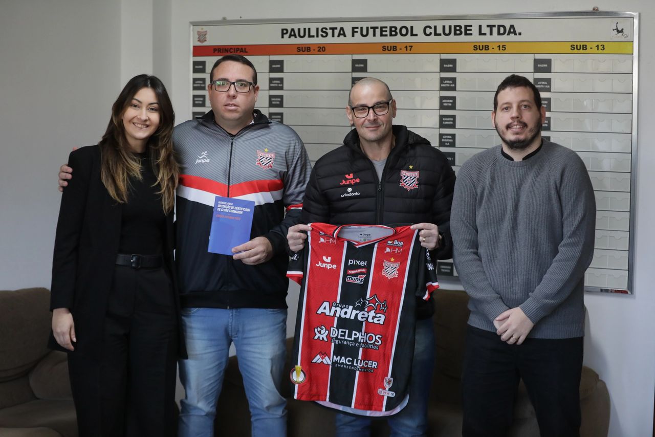 Anna Diedrich e Rafael Reis, que fazem parte da assessoria que ajudará o clube no processo, junto com o presidente Raphael Donadell e o vice-presidente Rodrigo Peterneli. Foto: Gustavo Amorim/Paulista FC
