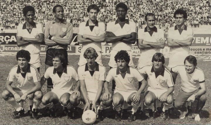 Em pé: Zé Maria, Sérgio, Mário, Jorge Luiz, Pedro Omar e Caíca; Agachados: Renato, Gil, Ricardo, Palhinha, Delém e Dacunto (massagista).