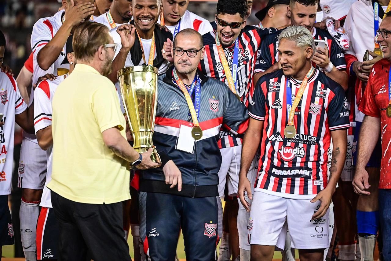 Raphael Donadell na comemoração do título do Paulistão Segunda Divisão Sub-23