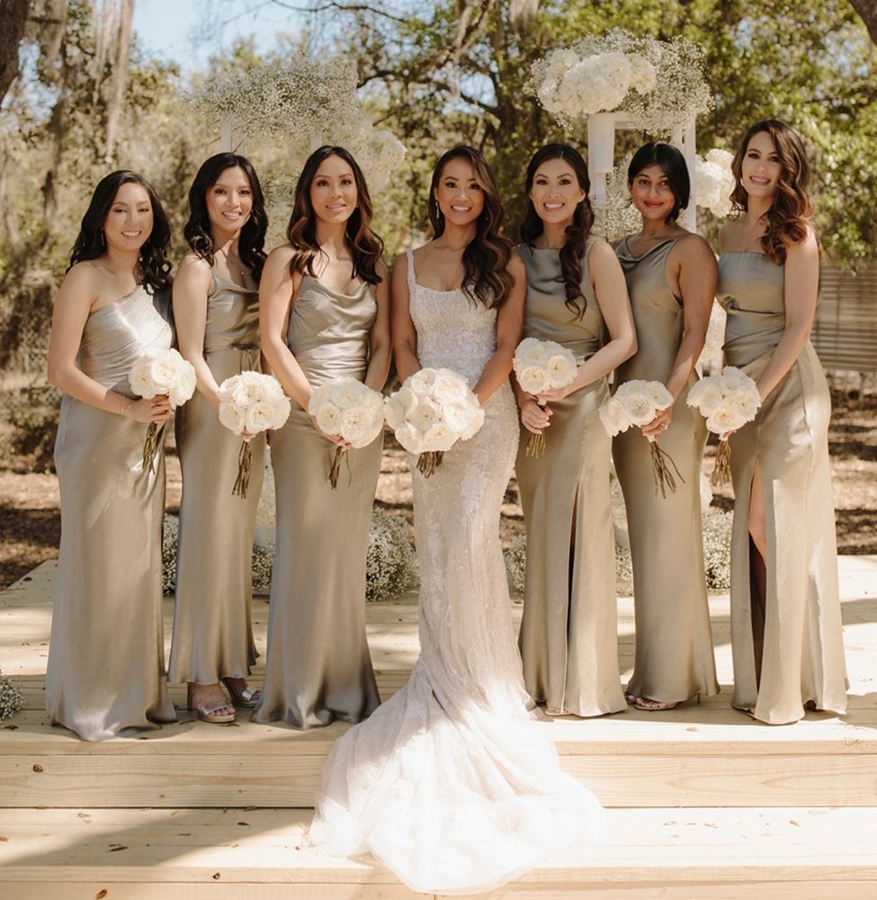 Bridal party of the bride and her bridemaids at an outdoor wedding. Champagne bridesmaid dresses.