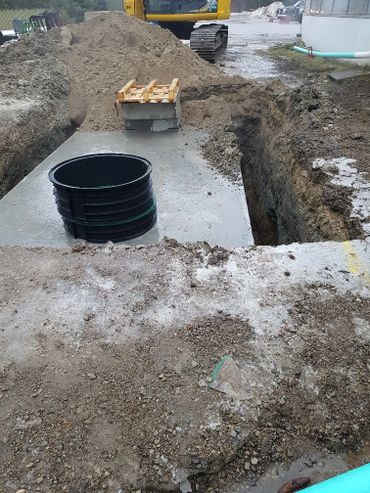 Concrete septic holding tank with riser