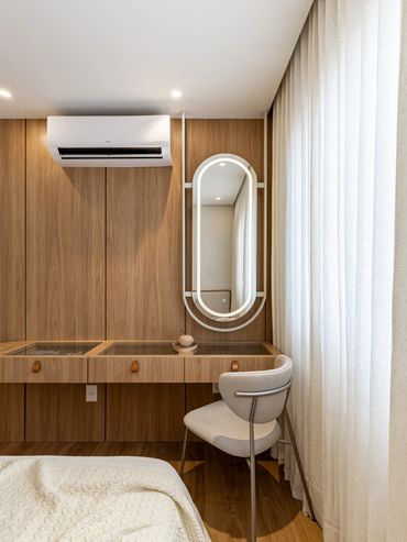 Quarto suíte com penteadeira e espelho fixado no teto com iluminação frontal e touch screen 