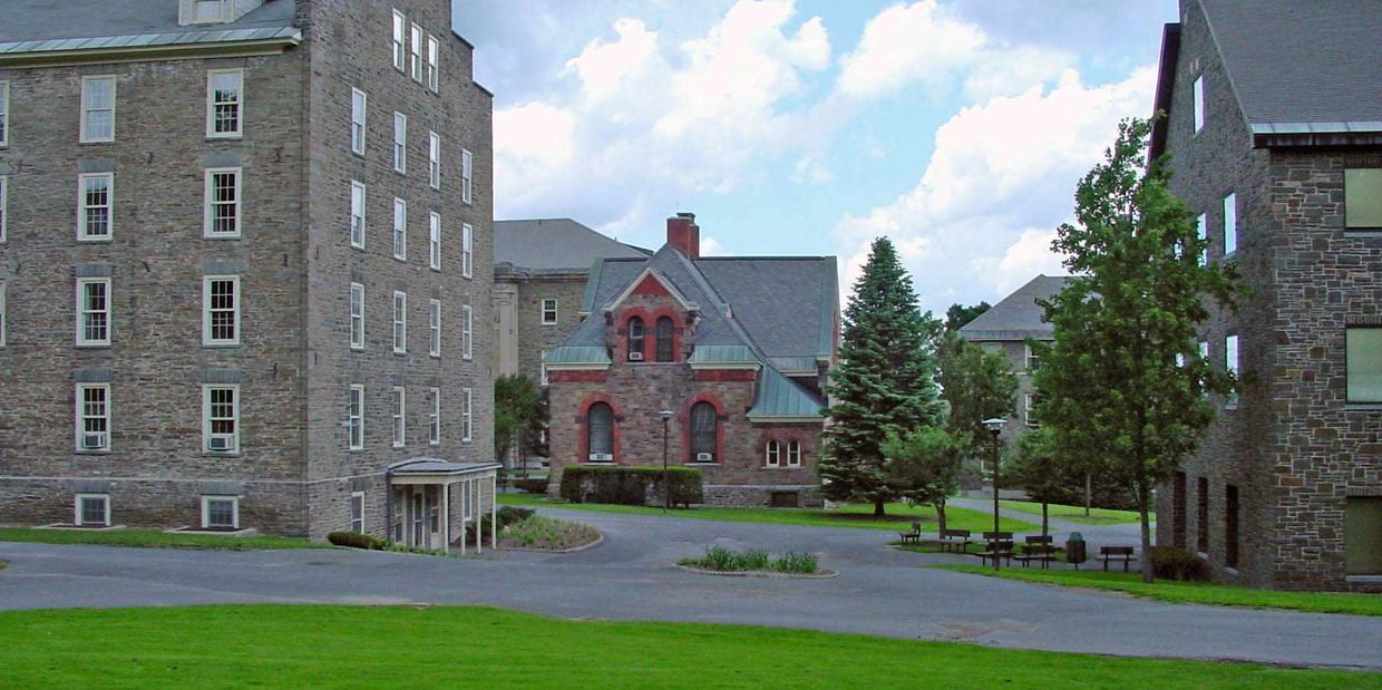 Picture of the quad at Colgate University showing the Hascall Hall, A.K.A.' Old Bio in the middle.