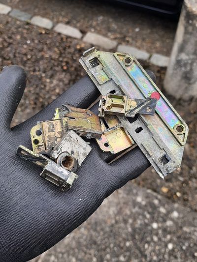 upvc window mechanism gearbox broken to pieces eprlocksmith a locksmith near me, locksmith weybridge
