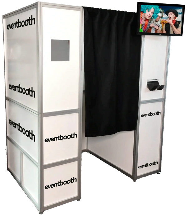 Weiße Fotokabine mit externem Monitor an der Ecke, schwarzem Vorhang und Eventbooth Logos. 