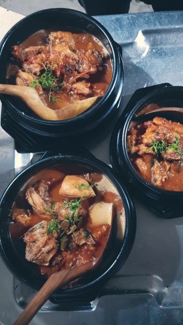 curry served in traditional pots at the Gorkon Restaurant