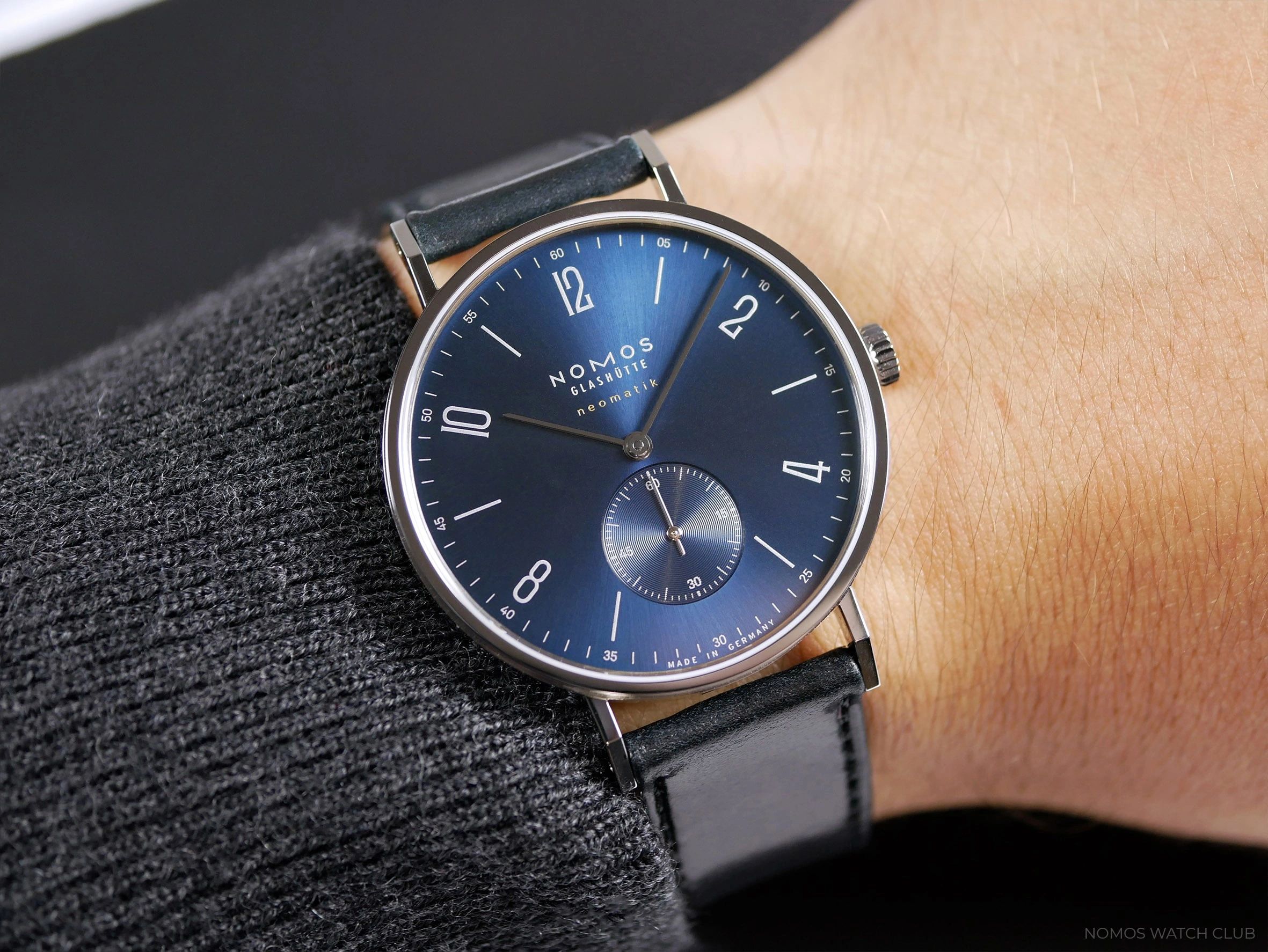 Le club des heureux propriétaires de NOMOS - tome IV - Page 15 NOMOS%20Tangente%20neomatik%20blue%20gold-wrist%20shot-m