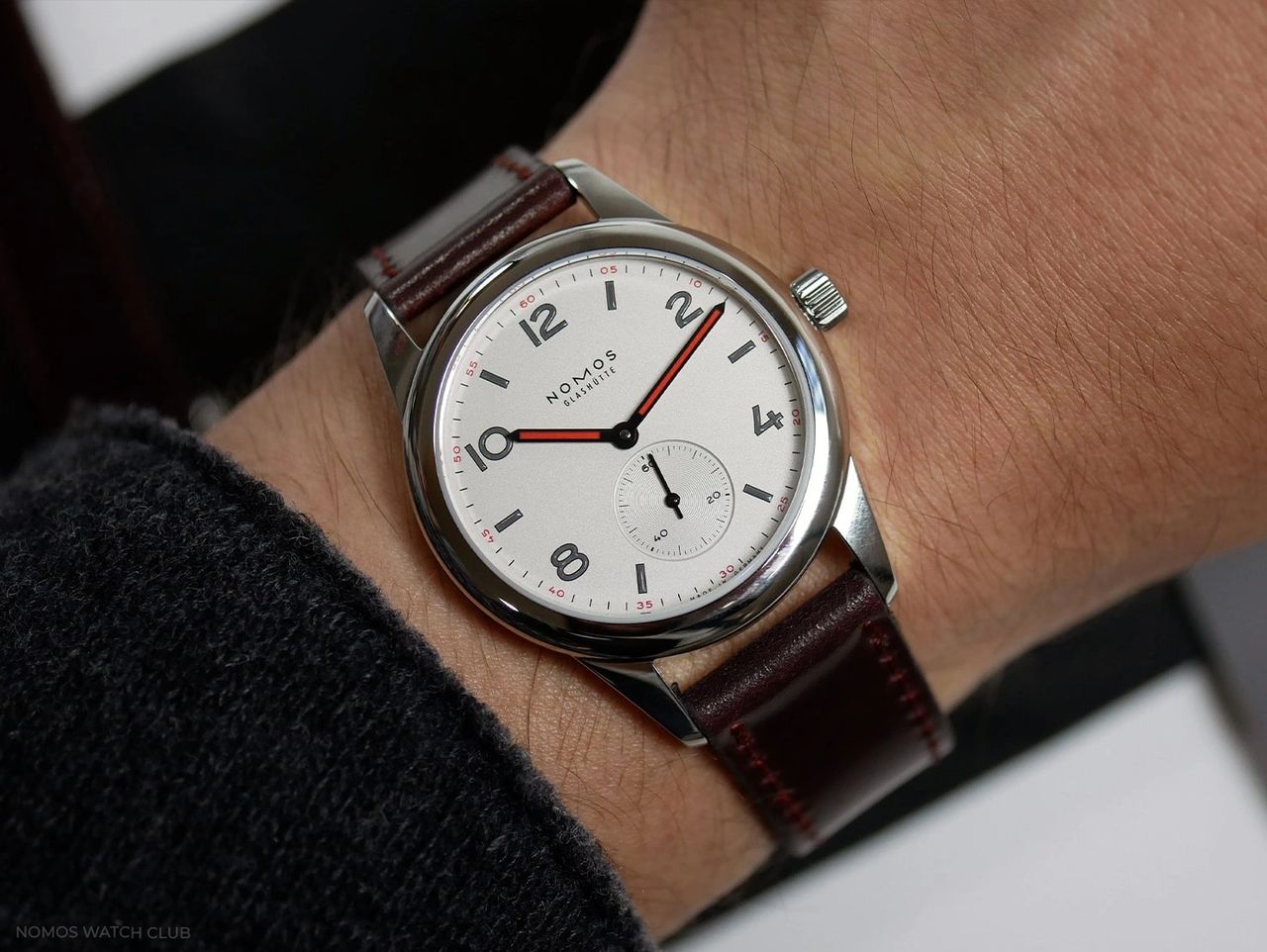 Nomos club 701 lug to lug hotsell