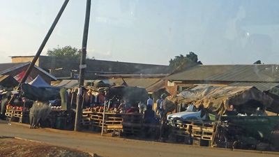 Markets on side of road heading towards Mhinga