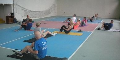 Group of people exercising on the floor at Vientos Bajos