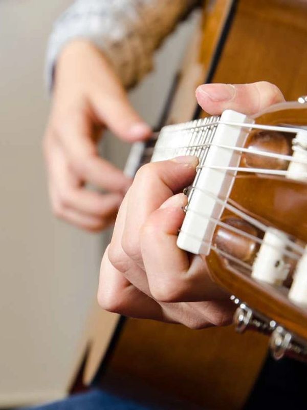 Akustična gitara nosi u sebi nježnost i bogatstvo tonova, bez potrebe za pojačanjem.