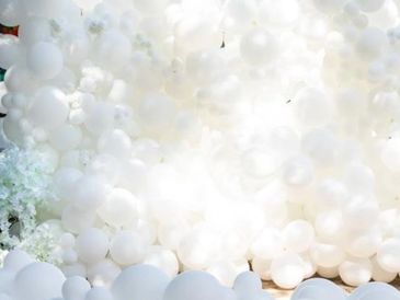 White ballon wall with floral. Makes for a beautiful photo op. Approximately 7ft tall and 7ft wide.
