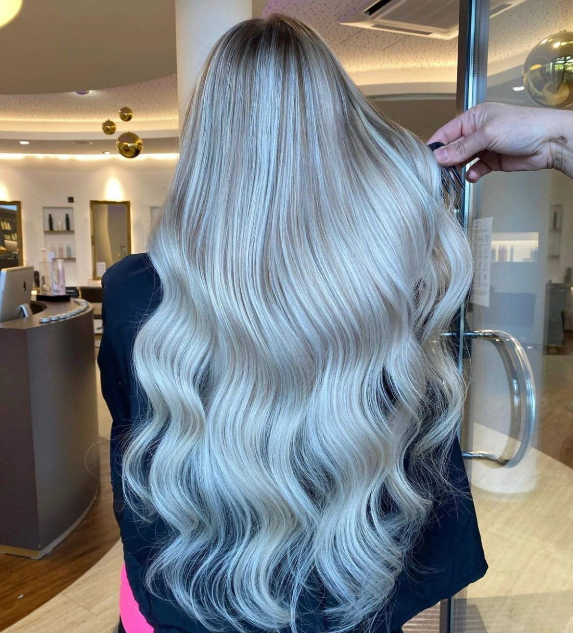 Langes, welliges, platinblondes Haar.