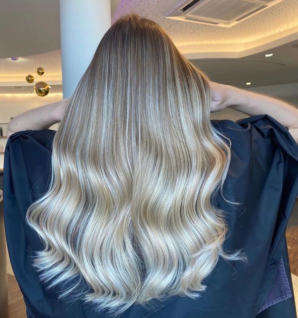 Professionelle Balayage und Blond-Veredelung in Kolbermoor – Natürlicher Farbverlauf und Strähnen be