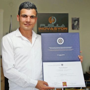 Genç adam başarı belgesi tutuyor.