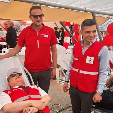 Kızılay personeli kan bağışı kampanyasında yardım ediyor.