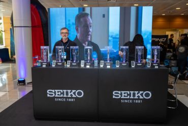Expositor da Seiko em evento com relógios em exibição.