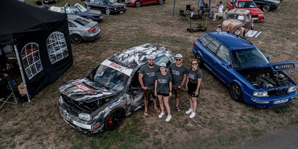 Team Berg Performance vor einem Audi RS2 in blau und einem Golf VI R32 Turbo Camoflage