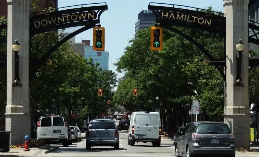 Traffic heading west on King St passing Wellington St.