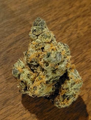Effects and Potency
Testing averages around 26% THC, making it powerful 
