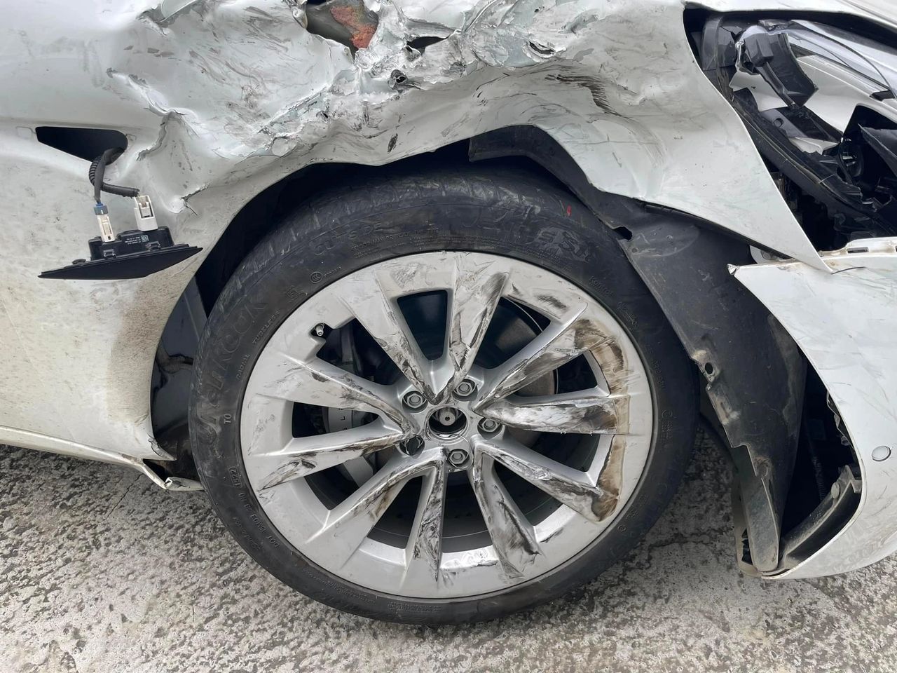 MDBR｜Tesla Model 3｜小事故車體修復《料件備齊》