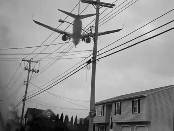 A 737 descends over East Haven into Tweed Airport.