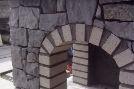 Basalt pizza oven with brick arch