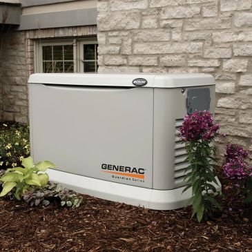 Generador eléctrico Generac junto a una casa.