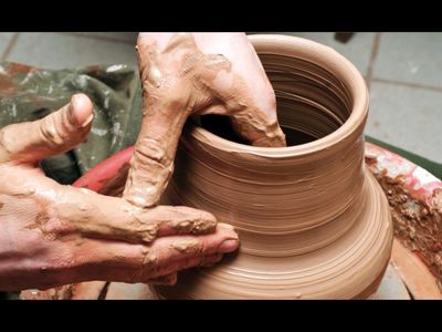 90 Min Pottery Wheel Throw Class