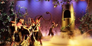 Foto de cena da peça de teatro A Bruxinha que era boa