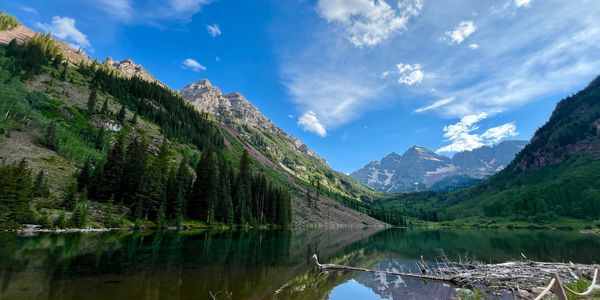 picture of maroon bells and the lake in colorado 