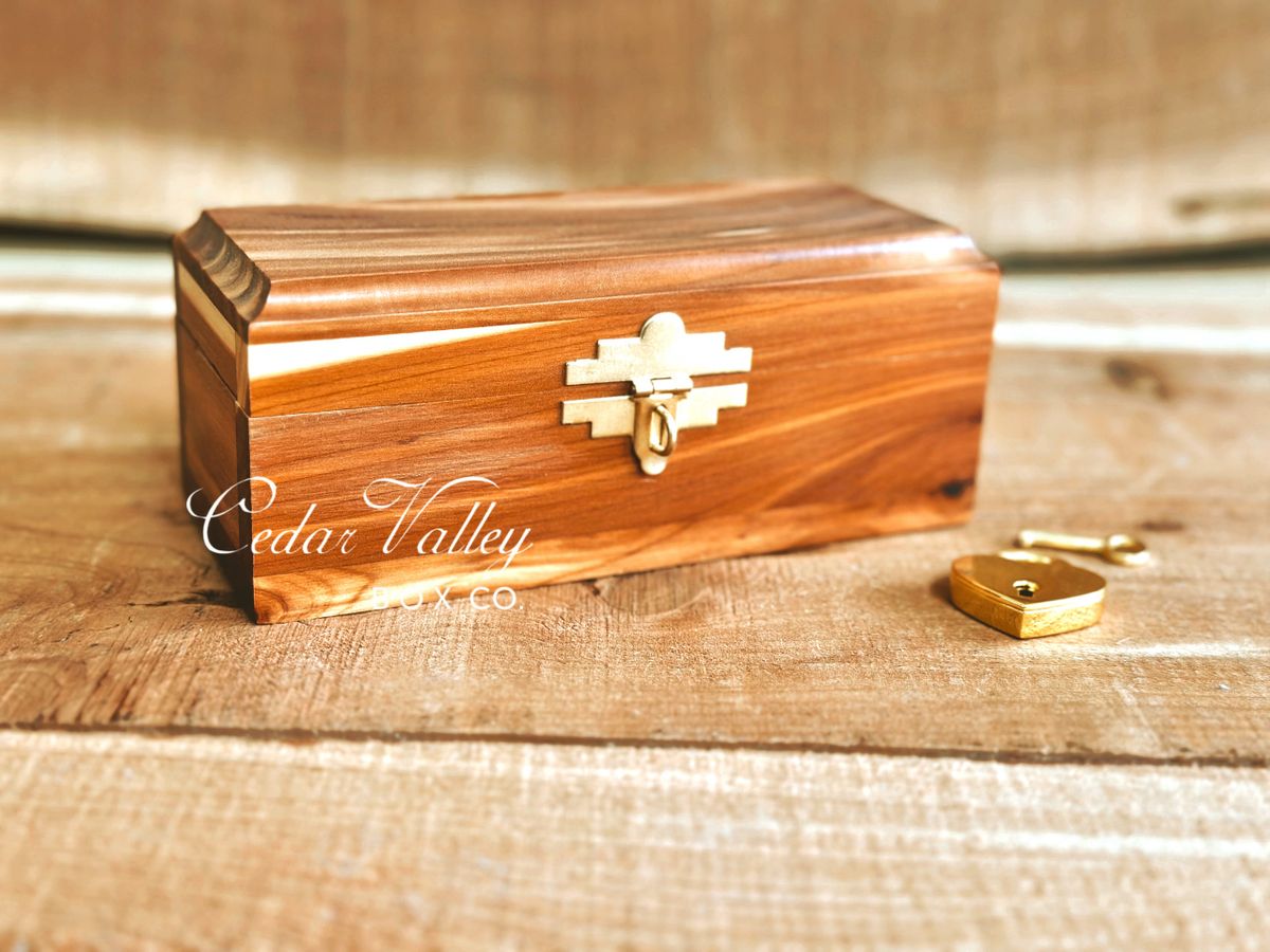 Middle Traditional Cedar Chest