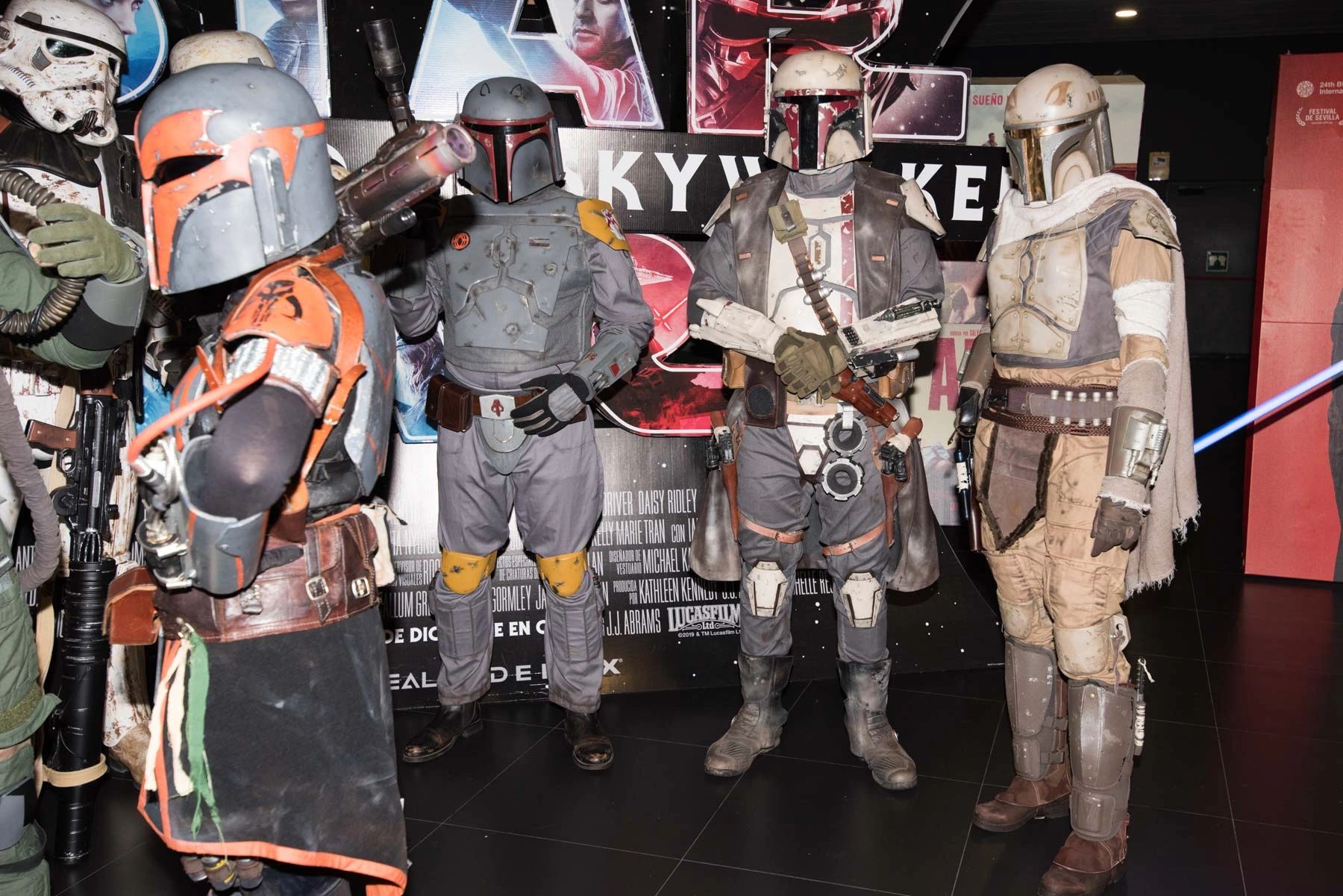 Personas disfrazadas de personajes de Star Wars en un evento.