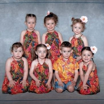 Groupe d'enfants habillés en tenue hawaïenne colorée.