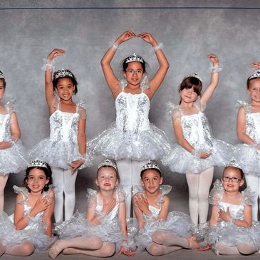 Jeunes ballerines en tutu blanc posant ensemble.