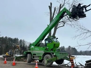 Merlo with grapplesaw on roadside tree removal project