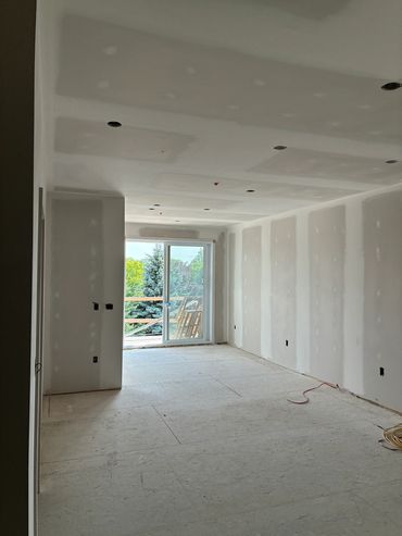 Intérieur en construction avec murs en plaque de plâtre.