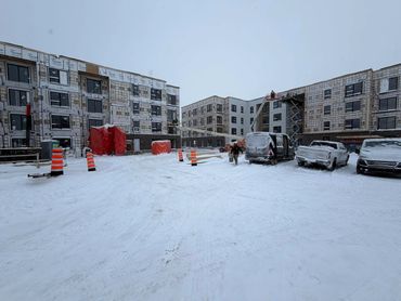 Un chantier de construction sous la neige.